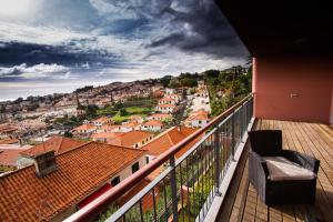 balcón con vistas a la ciudad en Madeira Luxury Villas Living Funchal, en Funchal