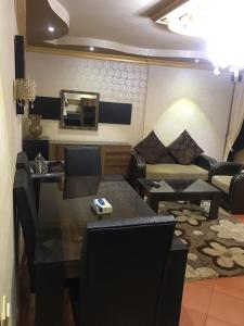 een woonkamer met een bank en een tafel bij Chalets at Pyramids Porto Sokhna by Easy Rent 2 in Ain Sokhna