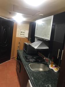 Kitchen o kitchenette sa Chalets at Pyramids Porto Sokhna by Easy Rent 2