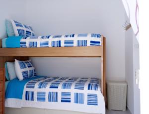 Un pat sau paturi într-o cameră la Haraki Beach Mediterranean Retreat