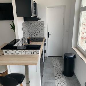 una cucina con lavandino e piano di lavoro di Appartement vue mer poste bleu a Malo-les-Bains