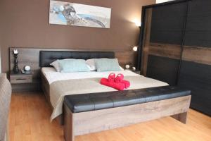 Кровать или кровати в номере Apartments Egara