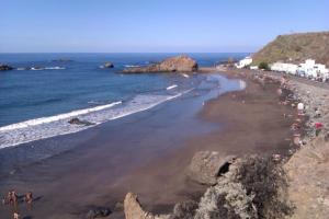 a beach with a bunch of people and the ocean at Casa del Cu bano B- Biosphere Reserve in Santa Cruz de Tenerife