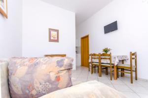 TV a/nebo společenská místnost v ubytování Apartments Mate