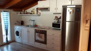 een keuken met een roestvrijstalen koelkast en een vaatwasser bij La Mansardina in Matera