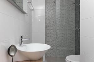 ein weißes Badezimmer mit Waschbecken und Dusche in der Unterkunft Apartments Zorica in Dramalj + 37 Fotos