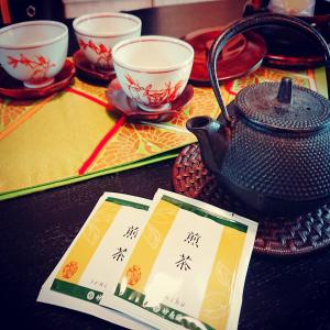 einen Tisch mit Tassen und eine Teekanne drauf in der Unterkunft Show和の宿つちや～豊臣の隠れ茶の間～ in Nagoya