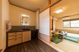 ein Bad mit einem Waschbecken und einem Spiegel in der Unterkunft Show和の宿つちや～豊臣の隠れ茶の間～ in Nagoya