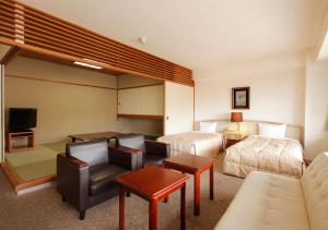 Ein Sitzbereich in der Unterkunft Atami New Fujiya Hotel