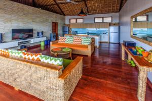 un salon avec deux canapés et une cuisine dans l'établissement Villa Agung, à Nusa Lembongan