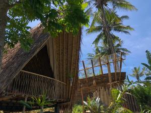 Casa con balcón y palmera en Bamboo & B en Licin