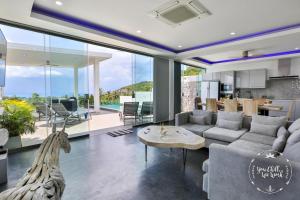 Ruang duduk di Villa Azur, 4 Bedrooms, Ocean View