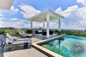 un patio trasero con piscina y cenador en Villa Azur, 4 Bedrooms, Ocean View en Chaweng