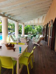 un patio con mesa, sillas y piscina en Villa Los Gorgones, en Las Galeras