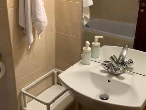 A bathroom at Flora Ski-slope Studio Apartment