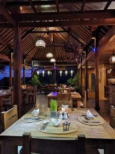 una sala da pranzo con tavolo in un ristorante di Sawah Indah Villa a Sidemen