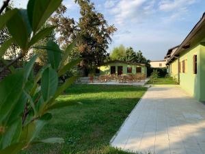 une vue de la cour d'une maison dans l'établissement Hotel Il Casale Verde Resort, à Sassuolo