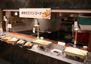 uma linha de buffet com produtos de pastelaria e outros produtos alimentares em Atami New Fujiya Hotel em Atami