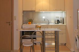A kitchen or kitchenette at BLUE PHAISTOS APARTMENTS No1
