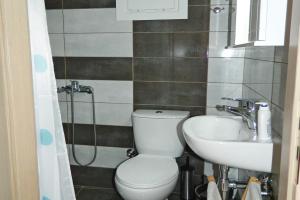A bathroom at BLUE PHAISTOS APARTMENTS No1 Még 9 kép
