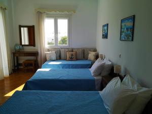 Minas House Antiparos tesisinde bir odada yatak veya yataklar