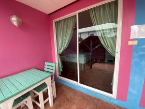 a small room with a bench and a window at Phuttharaksa Resort in Ko Larn