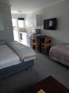 Una cama o camas en una habitación de Bayfield Motel and Apartment