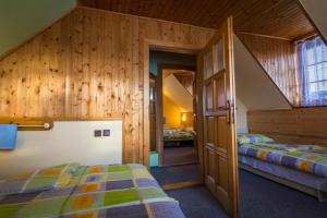 Ліжко або ліжка в номері Aquatherm Cottages Slovakia Liptov