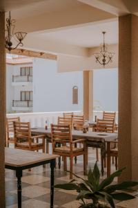 Un restaurante o sitio para comer en Abuso Inn