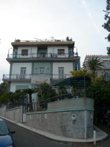 a building with a balcony on top of it at B&B La Nave in Naples
