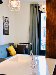 - une cuisine avec un évier et un verre de vin sur une table dans l'établissement Espectacular suite con vistas a la ría, à Bilbao