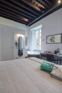 モンテロッソ・アル・マーレにあるPiccolo Principe Affittacamereのテーブル付きの部屋にベッド付きのベッドルームがあります。