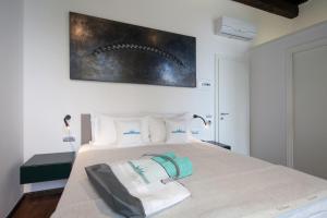 um quarto com uma cama com uma fotografia na parede em Piccolo Principe Affittacamere em Monterosso al Mare
