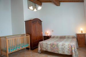 En eller flere senger på et rom på Poggio Picchio