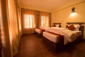 Giường trong phòng chung tại HOTEL LAYAKU DURBAR