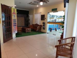 a lobby with a waiting room with a couch at Sun Inns Hotel Bandar Puchong Utama in Puchong