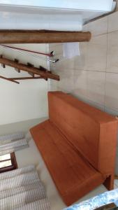 a wooden bench in a room with two mats at Mirante in Trindade