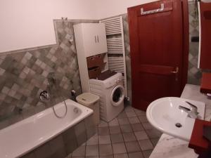 y baño con lavabo y lavadora. en Appartamento a Dimaro in Val di Sole, en Monclassico