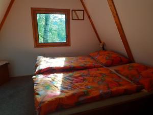 1 dormitorio con cama y ventana en Holiday home Zajícovi, en Rabyně