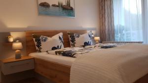 een slaapkamer met een bed en een raam bij Ferienwohnung Univers 2 in Bad Harzburg