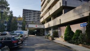 een parkeerplaats met auto's geparkeerd voor een gebouw bij Ferienwohnung Univers 2 in Bad Harzburg