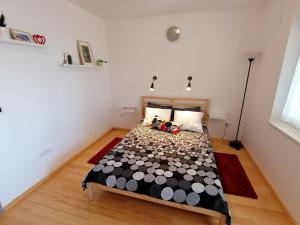 Studio Apartment Nature في رافني: غرفة نوم بسرير في غرفة