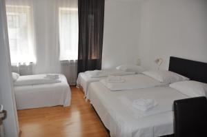 A bed or beds in a room at Hotel-Pension Asta