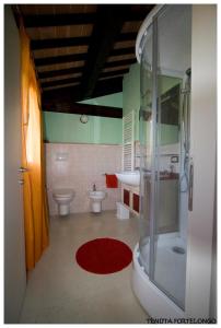 bagno con doccia, lavandino e servizi igienici di Tenuta Fortelongo a Fara Vicentino