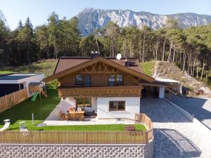 widok z lotu ptaka na dom z górami w tle w obiekcie Ferienhaus Sennerhäusl w mieście Sautens