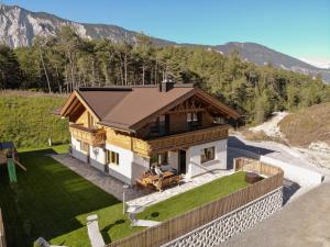 Widok na góry z tego domu w stylu alpejskim