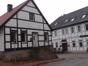 dos edificios blancos y negros uno al lado del otro en Ferienlounge, en Salzhemmendorf
