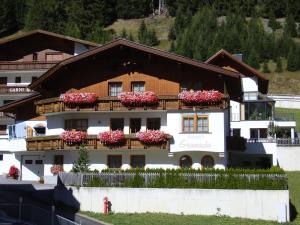 un edificio con flores en los balcones. en Apart Granada, en Ischgl