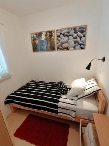 Studio Apartment Nature في رافني: سرير وبطانية بيضاء وسوداء ومصباح