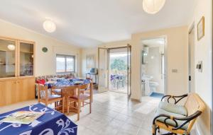una cucina e un soggiorno con tavolo e sedie di Appartamenti Camilla e Gabriele Cala Gonone a Cala Gonone
